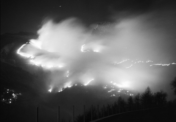 Ein grosser Waldbrand hat sich am 5. Dezember 1973 am Monte Garzirola im Kanton Tessin entfacht und konnte durch die Bevoelkerung die Feuerwehr nur unter groesstem Einsatz eingedaemmt werden. (KEYSTON ...