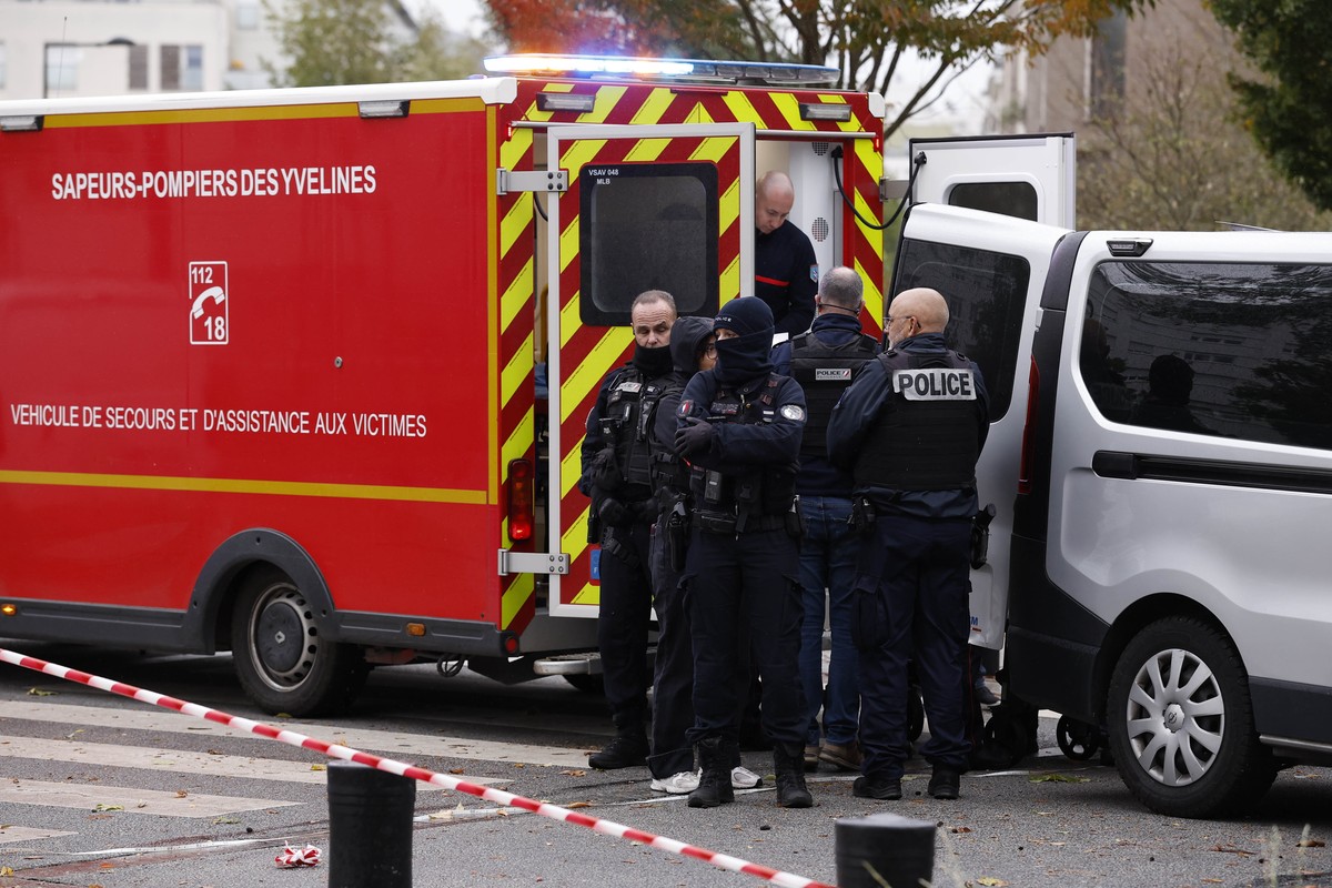 epa13325500 French police transfer a body to a mortuary vehicle in Trappes, near Paris, France, 23 October 2026. One person was killed and four others were injured after a gunman opened fire from a ve ...