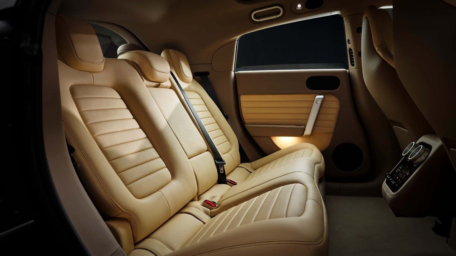 Das Interieur ist mit italienischem Leder und Alcantara verkleidet.