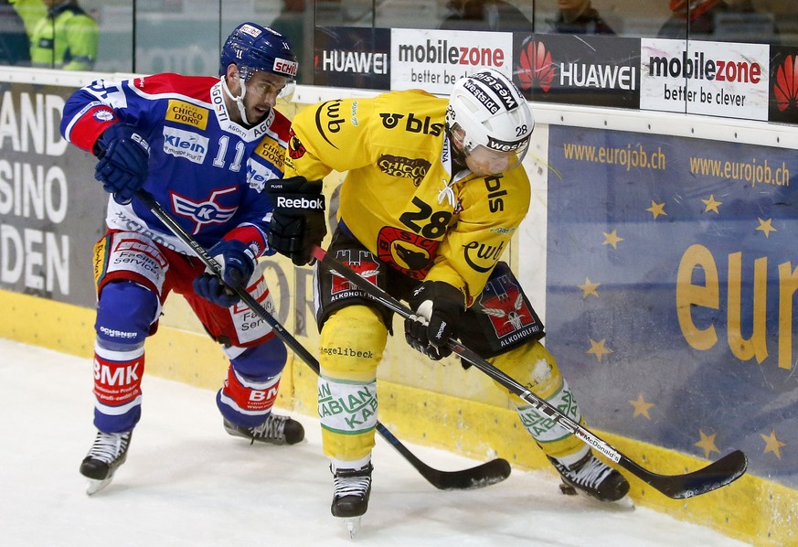 EHC Kloten Stuermer Luca Cunti, links, gegen SC Bern Stuermer Martin Pluess waehrend dem Eishockey-Meisterschaftsspiel der National League A zwischen dem EHC Kloten und dem SC Bern am Dienstag, 17. Ja ...