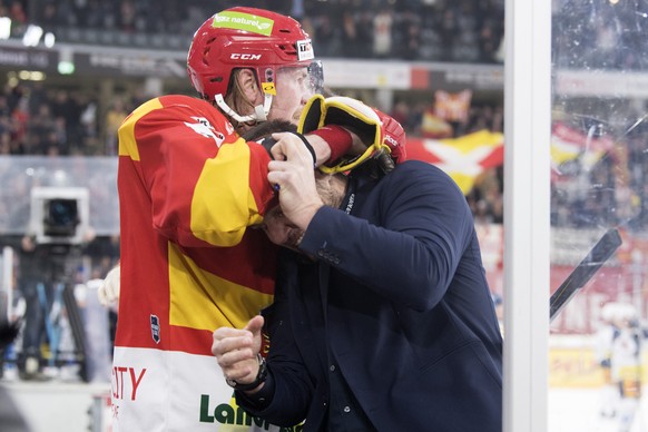 Biels Marco Maurer, links, und Interimstrainer Martin Steinegger freuen sich ueber den 2-1 Sieg, waehrend dem Eishockey National League Spiel zwischen dem EHC Biel und dem EV Zug, am Freitag, 1. Dezem ...