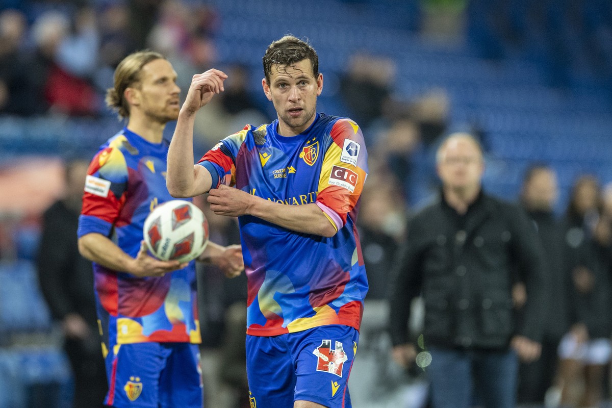 Fabian Frei, mitte, von Basel verlaesst nach der roten Karte das Spielfeld beim Super League Meisterschaftsspiel zwischen dem FC Basel und dem Servette FC vom Sonntag, 19. Februar 2023 in Basel. (KEYS ...