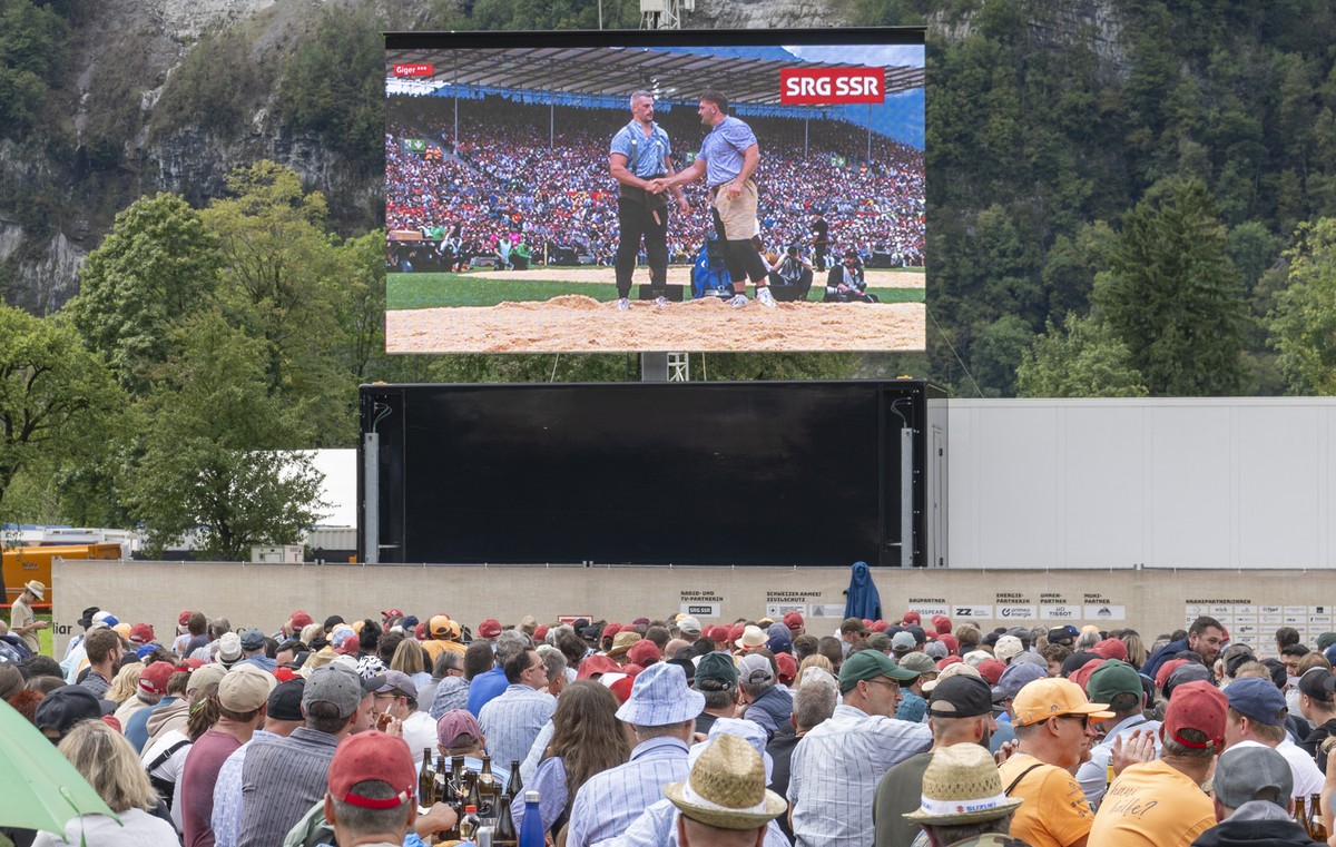 Schwinger Fans schuen das Schwingfest im public viewing im 3. Gang beim Eidgenoessischen Schwing- und Aelplerfest 2025 Glarnerland (ESAF), am Samstag, 30. August 2025, in Mollis. (KEYSTONE/Urs Flueele ...