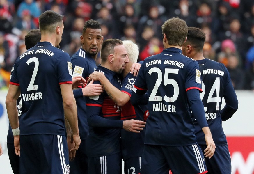 epa06493830 Bayern&#039;s Franck Ribery (C) celebrates with teammates after scoring the opening goal during the German Bundesliga soccer match between 1. FSV Mainz 05 and FC Bayern Munich in Mainz, Ge ...