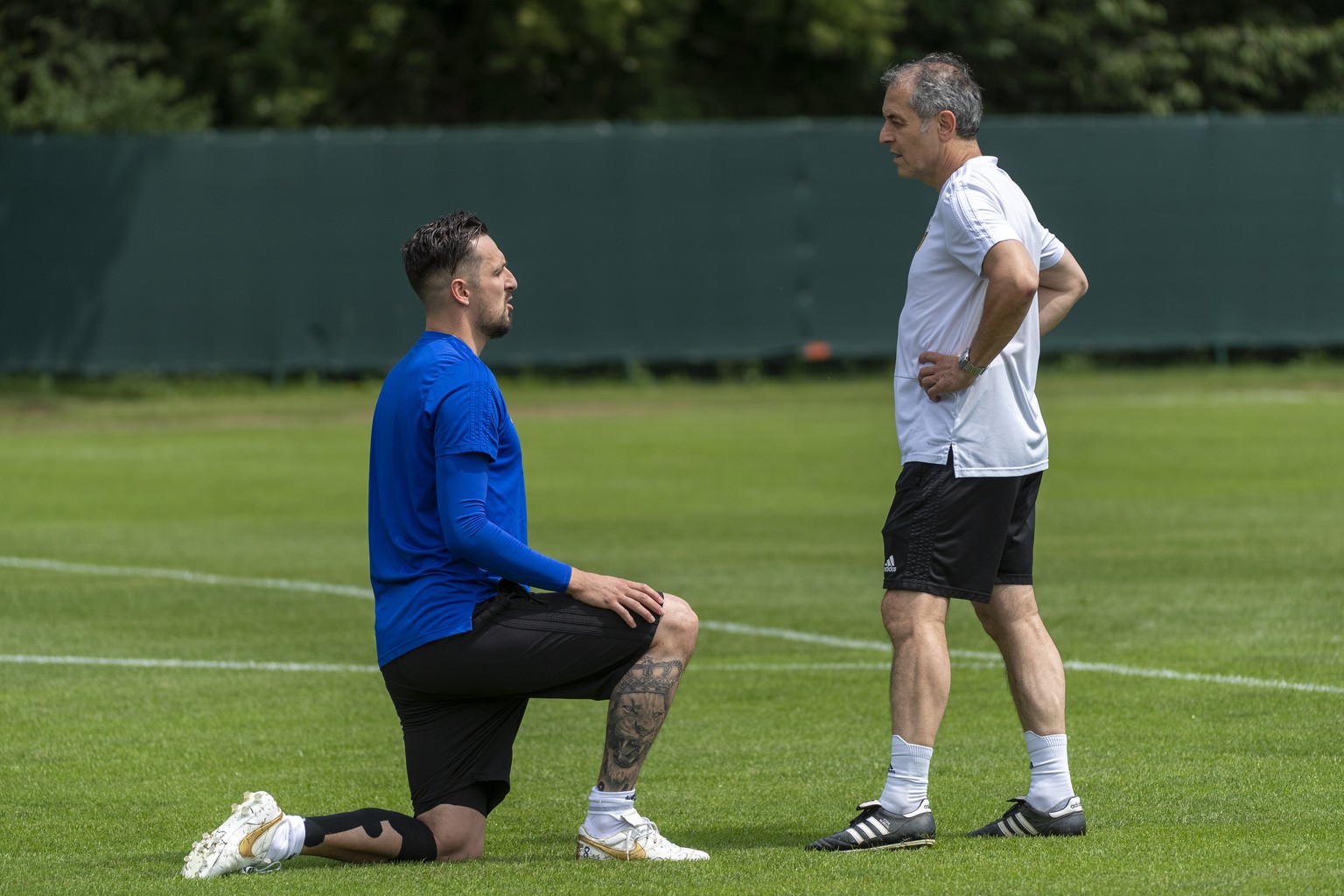 Basels Cheftrainer Marcel Koller, rechts, spricht mit Zdravko Kuzmanovic, links, beim Trainingsstart des FC Basel 1893 in Basel, am Dienstag, 18. Juni 2019. (KEYSTONE/Georgios Kefalas)