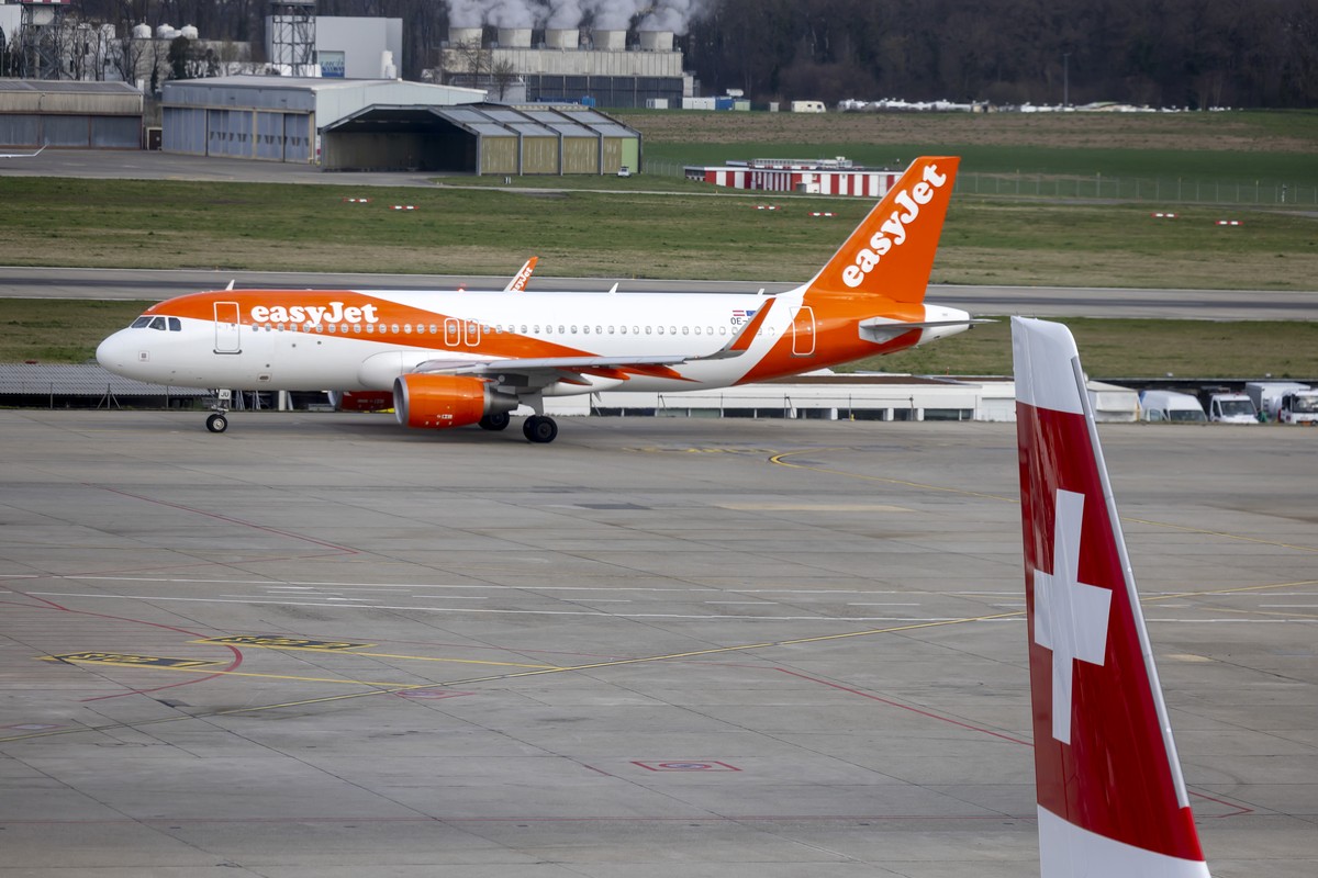 Un avion Airbus A320-214 de la compagnie easJet (OE-IJU) roule sur la taxi way de Geneve Aeroport, lors de la presentation des resultats financiers 2024 et le rapport annuel 2024 de Geneve Aeroport lo ...