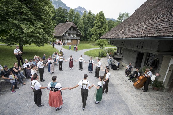 Eine Trachtentanzgruppe aus Appenzell bei einer Auffuehrung vor dem Bauernhaus Ostermundigen anlaesslich des Trachten- und Tanztages am Sonntag, 3. Juni 2018 zu den 50-Jahr-Feierlichkeiten der Stiftun ...