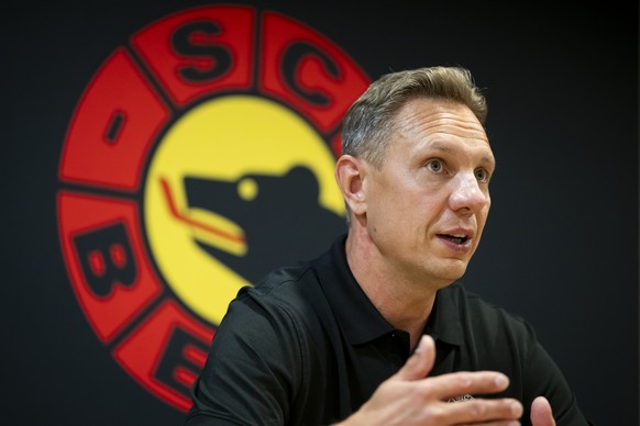 Der neue Cheftrainer Jussi Tapola spricht an einer Pressekonferenz, am Dienstag, 20. Juni 2023, in der Postfinance Arena in Bern. Jussi Tapola tritt in Bern die Nachfolge von Toni Soederholm an. (KEYS ...