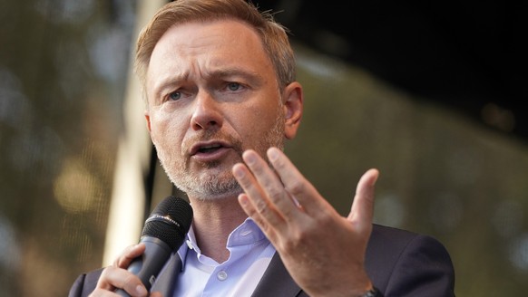 epa09481870 Leading candidate of the German Free Democratic Party (FDP) Christian Lindner delivers a speech during a campaign event in Karlsruhe, Germany, 22 September 2021. The election for the 20th  ...