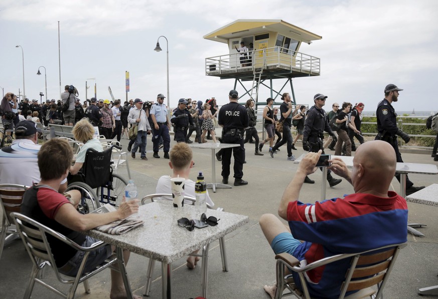 Proteste gegen Rassismus am Strand von Sydney.