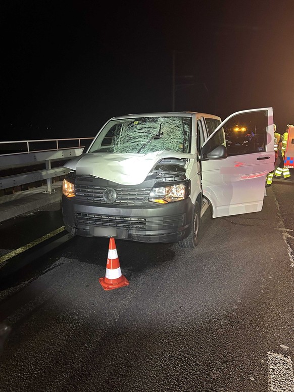 Ein Mann ist in der Nacht auf den 22. Juni 2023 zwischen Hurden SZ und Rapperswil SG von einem Auto angefahren und getötet worden. Er befand sich auf der Fahrbahn.