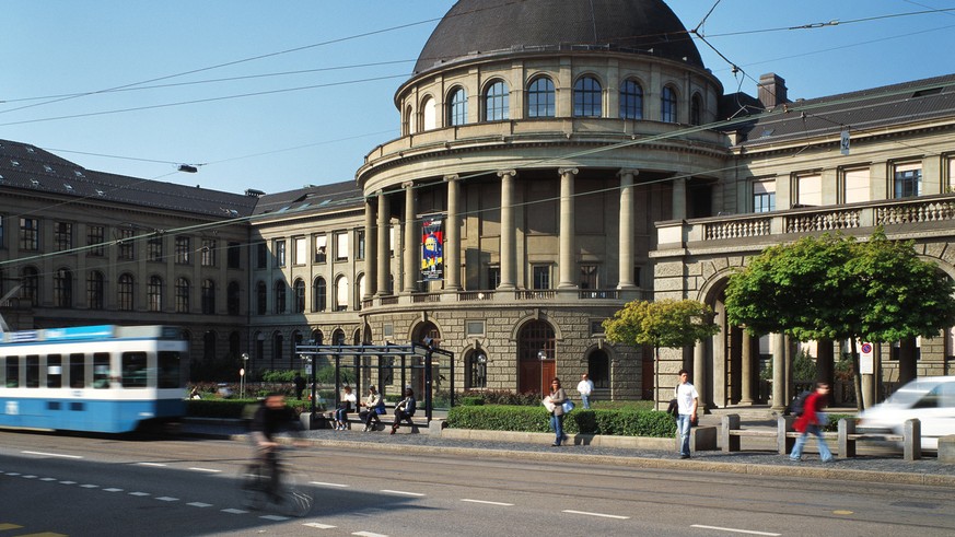 Blick auf das Hauptgebaeude der ETH (Eidgenoessische Technische Hochschule) an der Raemistrasse in Zuerich, aufgenommen am 28. April 2004. (KEYSTONE/Gaetan Bally) === , === : DIA, Mittelformat]