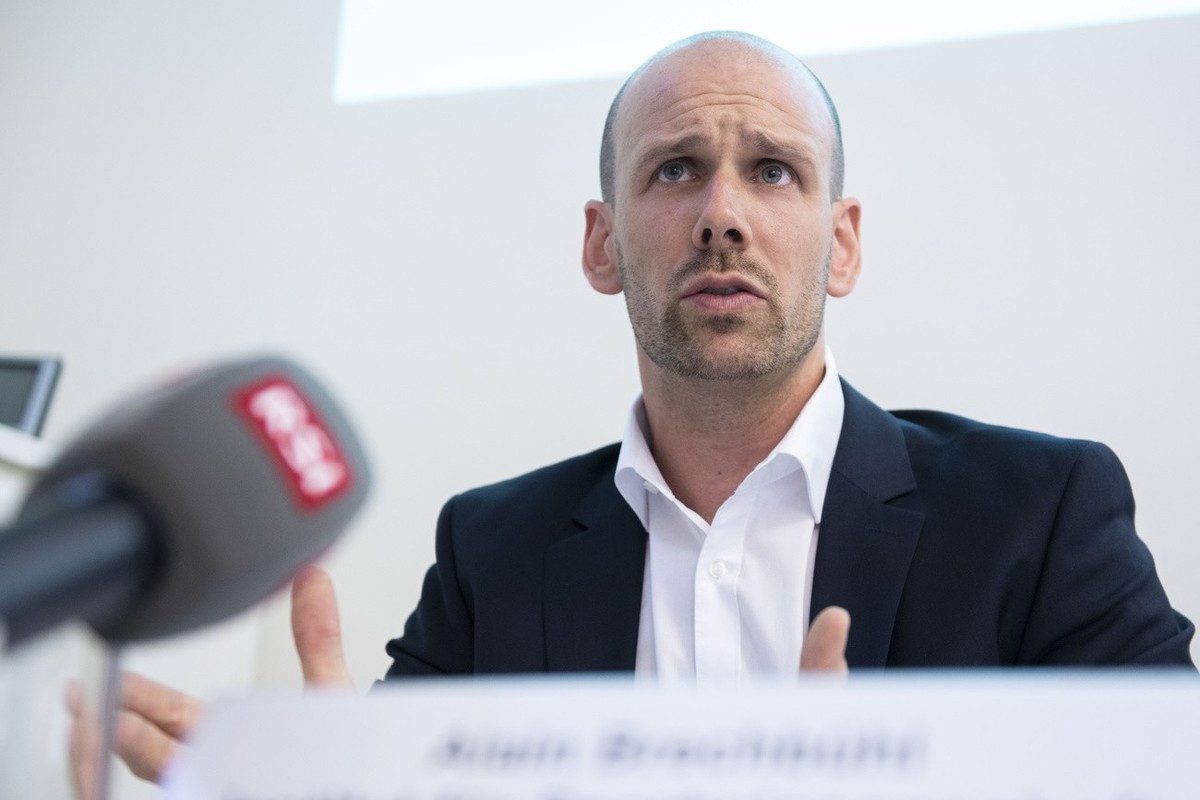 Alain Brechbuehl, Institut fuer Sportwissenschaft der Universitaet Bern, spricht anlaesslich einer Medienkonferenz der KKJPD und der Swiss Football League (SFL) ueber "Gewalt im Umfeld des Sports ...