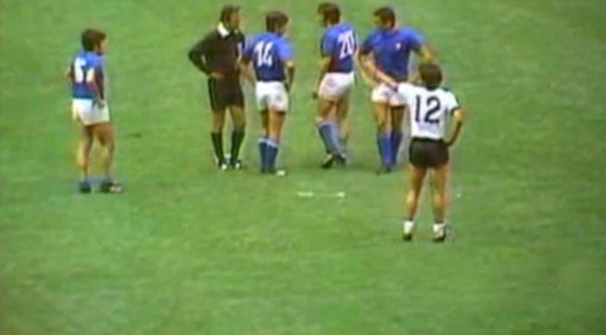 17.06.1970: Fehler über Fehler und Beckenbauers an den Körper geklebter Arm sorgen für das Jahrhundertspiel