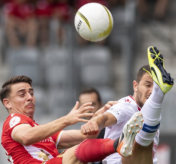 Thuns Basil Stillhart, links, im Duell mit Sions Anto Grgic im Fussball Meisterschaftsspiel der Super League zwischen dem FC Thun und dem FC Sion, am Sonntag, 1. September 2019, in der Stockhorn Arena ...