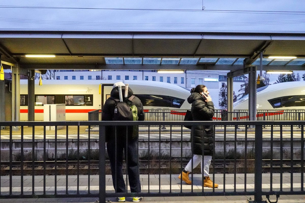 Passengers At Munich Pasing Train Station Passengers stand at a platform at Munich Pasing Station in Munich, Bavaria, Upper Bavaria, Germany, on December 24, 2024, waiting for a suburban S-Bahn train. ...
