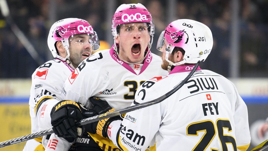 L&#039;attaquant jurassien Guillaume Asselin, centre, celebre son but de l&#039;egalisation 2 a 2 avec le defenseur jurassien Alain Birbaum, gauche, et le defenseur jurassien Kevin Fey, droite, lors d ...