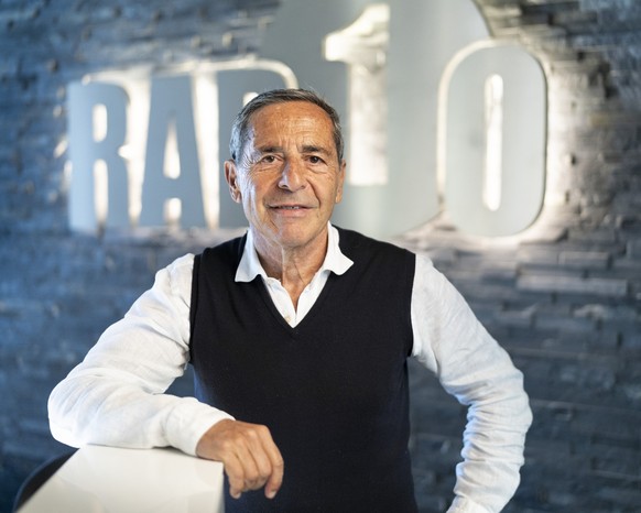 Roger Schawinski, Geschaeftsfuehrer, Besitzer und Radiomoderator von Radio1, portraitiert am 26. Mai 2021 bei Radio1 in Zuerich. (KEYSTONE/Gaetan Bally)