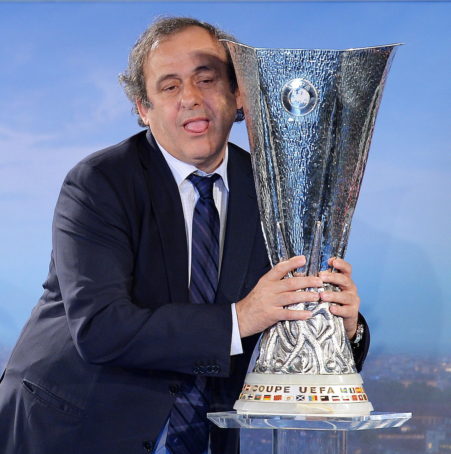 Platini mit dem Europa-League-Pokal.&nbsp;