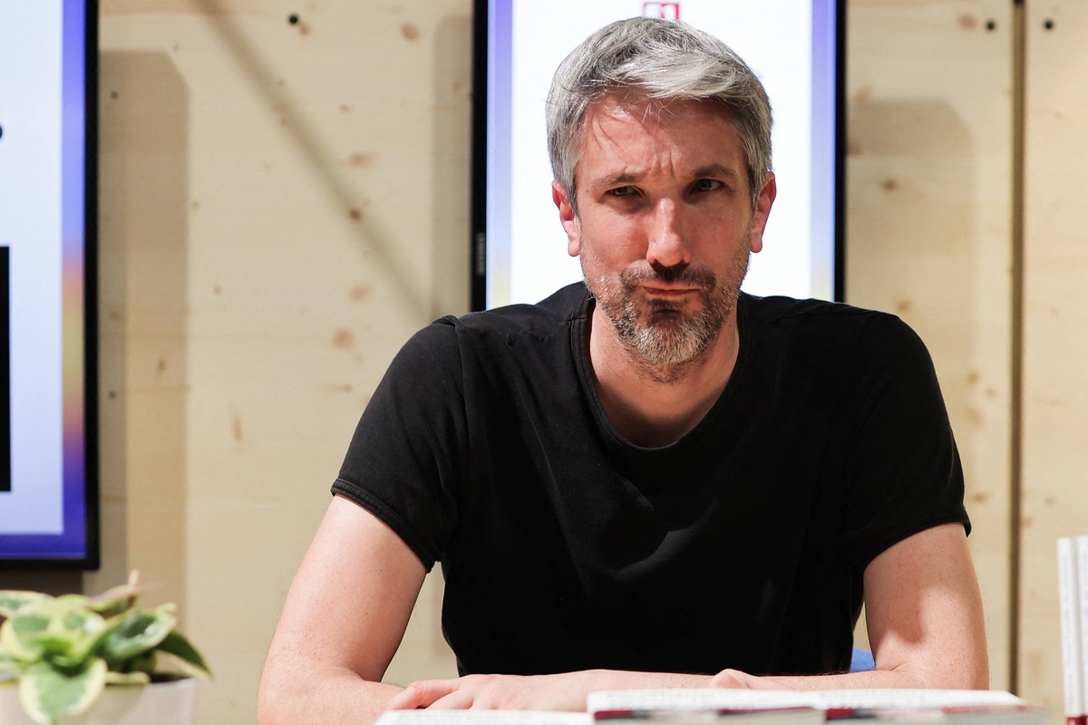 Paris Book Festival, Guillaume Meurice TM Guillaume Meurice signs his book at the Paris Book Festival, at the ephemeral Grand Palais on April 12, 2024. Photo By Thibaud MORITZ/ABACAPRESS.COM PARIS Fra ...
