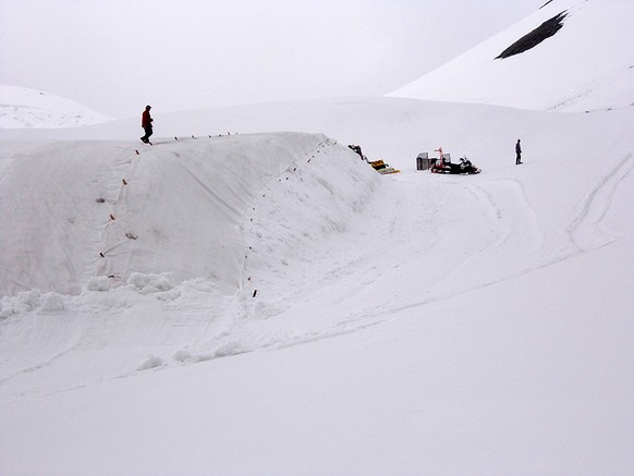 HANDOUT - Ein undatiertes Handout der Schilthornbahn AG zeigt eine Stelle im Schilthorngebiet, in den Berner Voralpen, welche durch eine spezielle Abdeckung den Permafrost sichert, beziehungsweise den ...