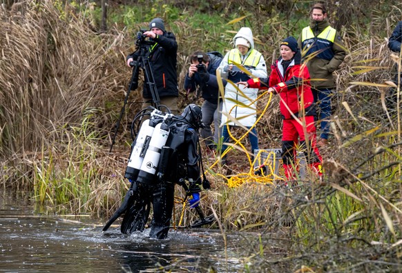 06.12.2022, Bayern, Manching: Polizeitaucher suchen nach dem Goldklau den Pichler Weiher in der N