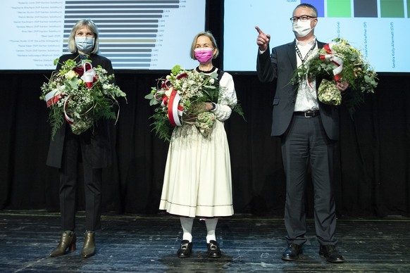 Die wiedergewaehlten Regierungsraete Brigit Wyss, Gruene, Susanne Schaffner, SP und Remo Ankli, FDP, von links, freuen sich ueber das Ergebnis, am Sonntag, 7. Maerz 2021, in Solothurn. Im Kanton Solot ...