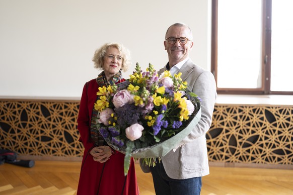 Die abtretende Stadtpraesidentin Corine Mauch (SP), links, gratuliert dem einzige Kandidat Raphael Golta (SP) ueber die Wahl anlaesslich des zweiten Wahlgangs fuer das Stadtpraesidium im Stadthaus in  ...