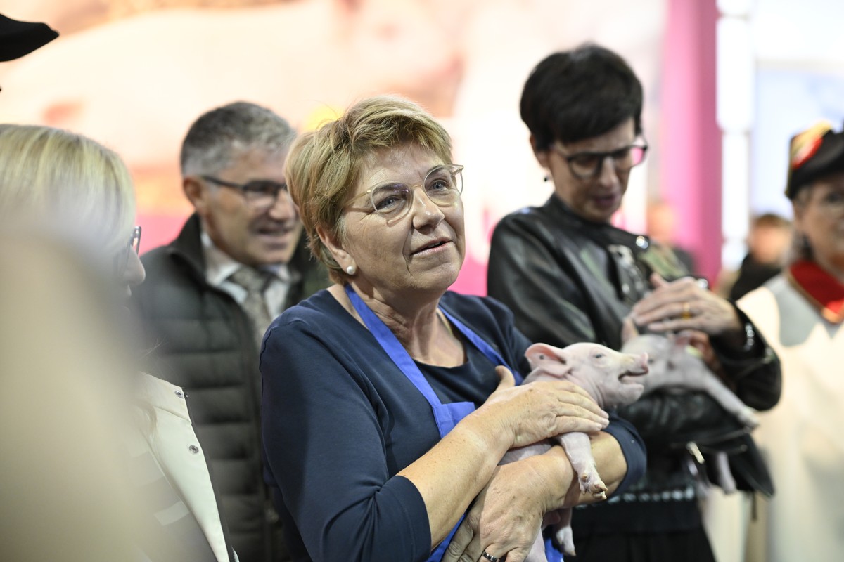 Stadtpraesidentin Maria Pappa, Bundespraesidentin Viola Amherd, die St. Galler Regierungspraesidentin Susanne Hartmann von links mit Saeuli 
bei der Eroeffnung der 81. OLMA Schweizer Messe fuer Landwi ...