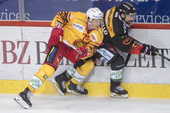 Berns Mark Arcobello, rechts, im Duell mit Tigers Yannick Blaser, links, waehrend dem Eishockey National League Spiel zwischen dem SC Bern und den SCL Tigers, am Samstag, 22. September 2018, in der Po ...