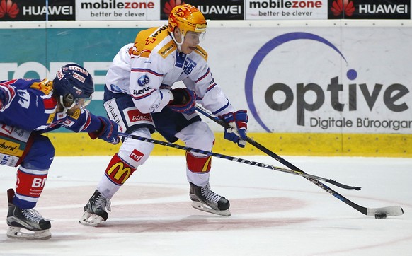 ZSC Lions Stuermer Auston Matthews, rechts, gegen Kloten Flyers Verteidiger Lukas Stoop waehrend dem Eishockey-Meisterschaftsspiel der National League A zwischen den Kloten Flyers und den ZSC Lions am ...