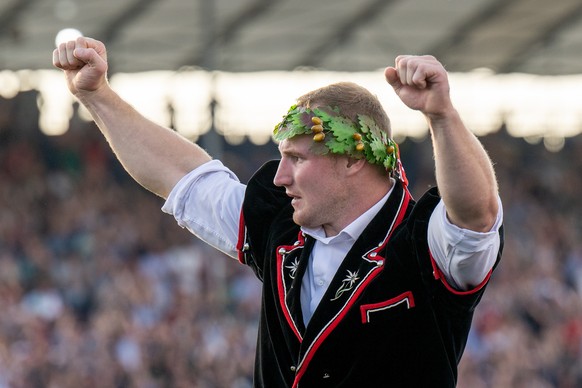 Joel Wick, neuer Schwingerkoenig jubelt beim Festakt am Eidgenoessischen Schwing und Aelplerfest (ESAF), am Sonntag, 28. August 2022, in Pratteln. (KEYSTONE/Peter Schneider)