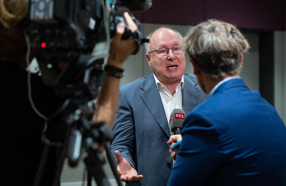 Pierre Yves Maillard, Praesident SGB spricht an einer Medienkonferenz ueber die Lohnforderungen 2023 der Gewerkschaften, am Freitag, 2. September 2022, Bern. (KEYSTONE/Peter Schneider)