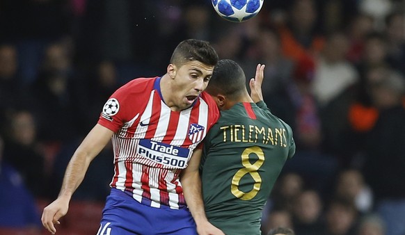 Atletico Madrid&#039;s Rodri, left, jumps for the ball with Monaco&#039;s Youri Tielemans during a Group A Champions League soccer match between Atletico Madrid and Monaco at the Metropolitano stadium ...