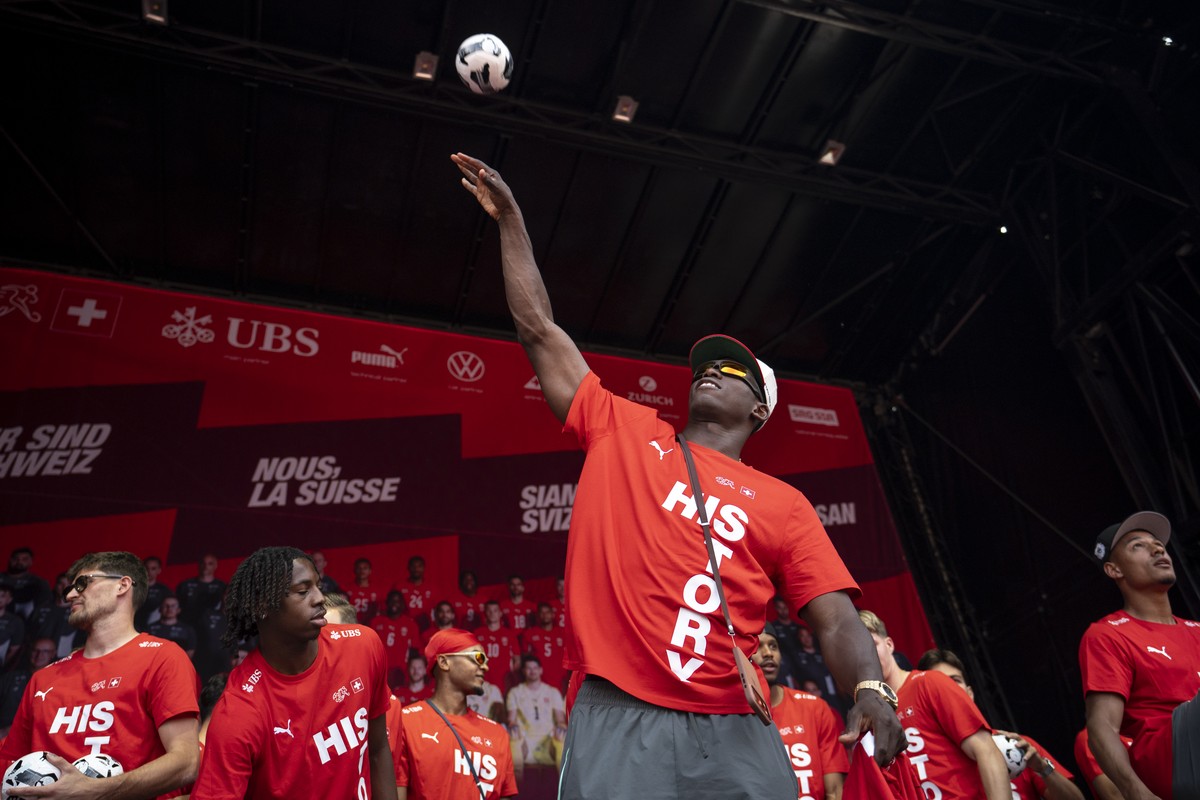 Breel Embolo wirft einen Ball ins Publikum beim Empfang der Schweizer Fussball Nationalmannschaft nach dem Aus im Viertelfinal der FIFA Fussball Weltmeisterschaft 2026 am Dienstag, 14. Juli 2026 auf d ...
