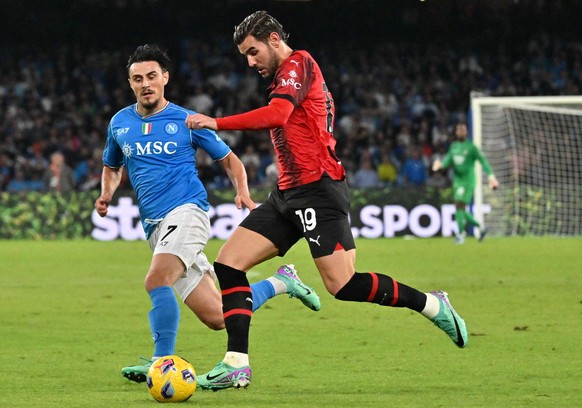 epa10948316 Milan���s defender Theo Hernandez (R) in action during the Italian Serie A soccer match SSC Napoli vs AC Milan at &#039; Diego Armando Maradona&#039; stadium in Naples, Italy, 29 October 2 ...