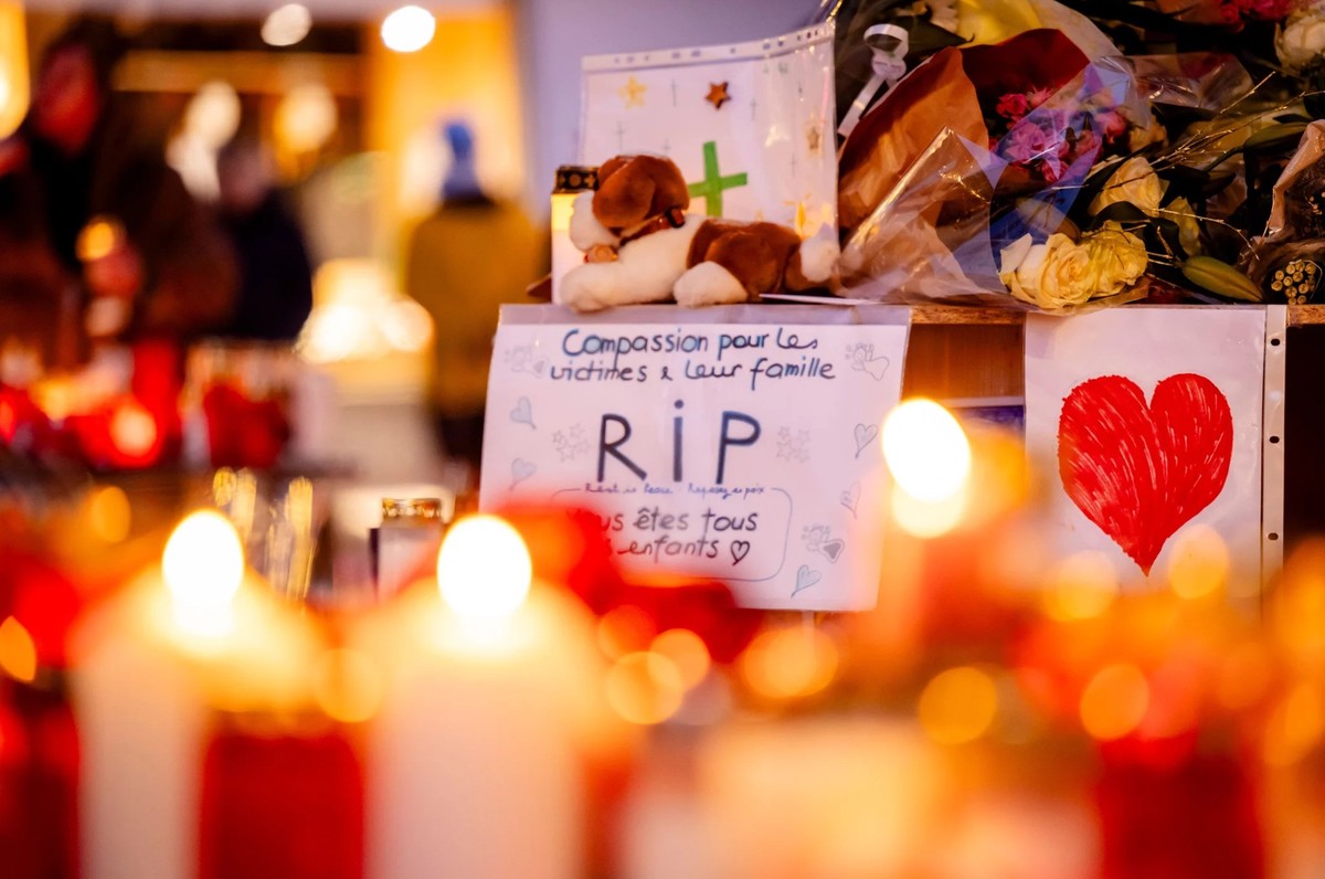 Des bougies et des cartes devant le bar «Le Constellation» à Crans-Montana rendent hommage aux victimes de l'incendie.