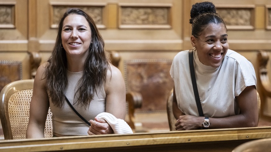 Die Leichtathletin und schnellste Sprinterin der Schweiz, die Bernerin Mujinga Kambundji, rechts, und Skirennfahrerin Wendy Holdener nehmen am Empfang fuer die Schweizer Medaillengewinnerinnen und -ge ...