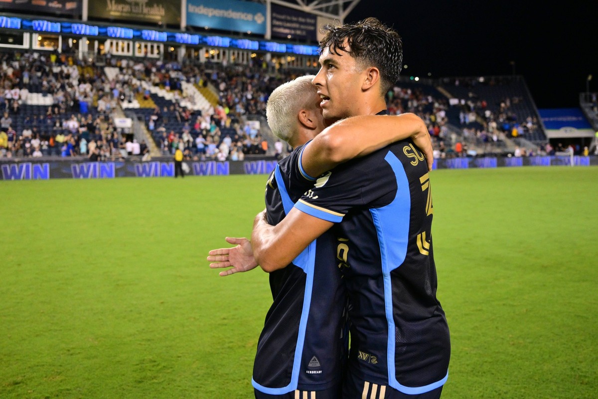 MLS, Fussball Herren, USA New England Revolution at Philadelphia Union Jul 17, 2024 Philadelphia, Pennsylvania, USA Philadelphia Union midfielder Cavan Sullivan 6 and midfielder Quinn Sullivan 33 embr ...