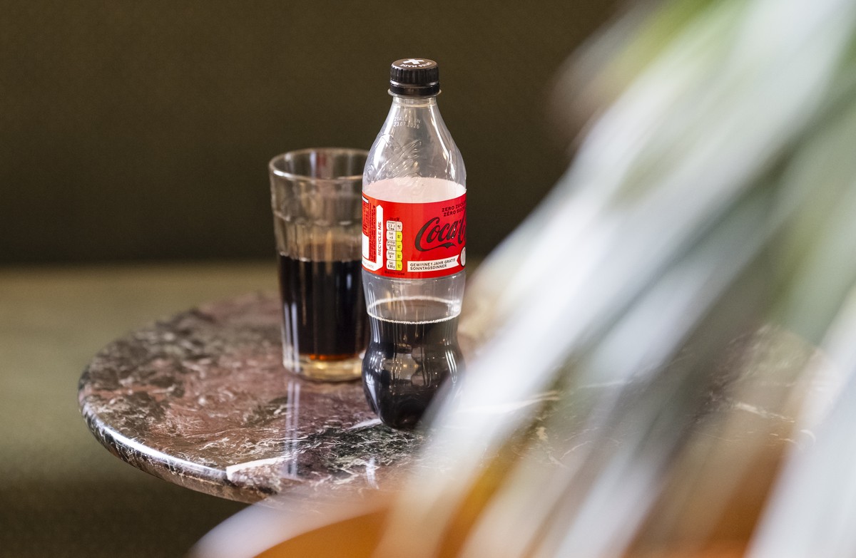 Ein Flasche Coca-Cola Zero und ein damit gefuelltes Glas stehen auf einem Tisch in der Wandelhalle des Nationalrats, am Rand der Fruehjahrssession der Eidgenoessischen Raete, am Mittwoch, 4. Maerz 202 ...