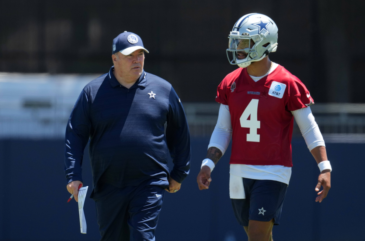 NFL, American Football Herren, USA Dallas Cowboys Training Camp Jul 27, 2023; Oxnard, CA, USA; Dallas Cowboys coach Mike McCarthy (left) and quarterback Dak Prescott (4) during training camp at Marrio ...