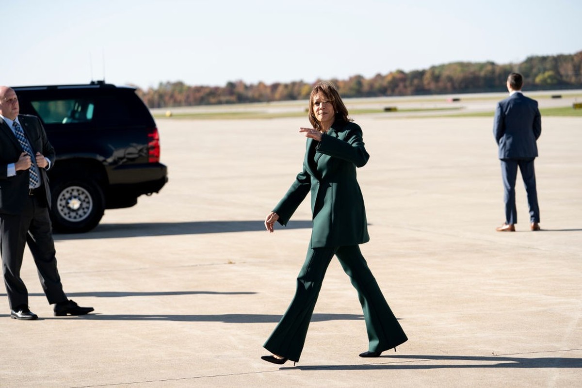 WATERFORD TOWNSHIP, MICHIGAN - OCTOBER 21: Democratic presidential nominee, Vice President Kamala Harris arrives at Oakland County International Airport on October 21, 2024 in Waterford Township, Mich ...