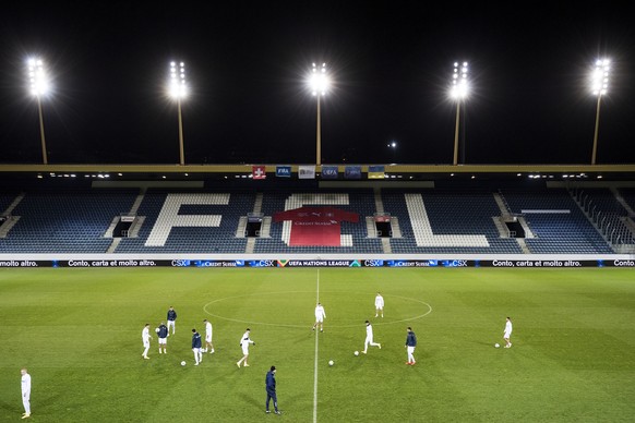 epa08824058 General view of the training session of the national soccer team of Ukraine, one day before the UEFA Nations League soccer match between Switzerland and Ukraine at the Swissporarena in Luc ...