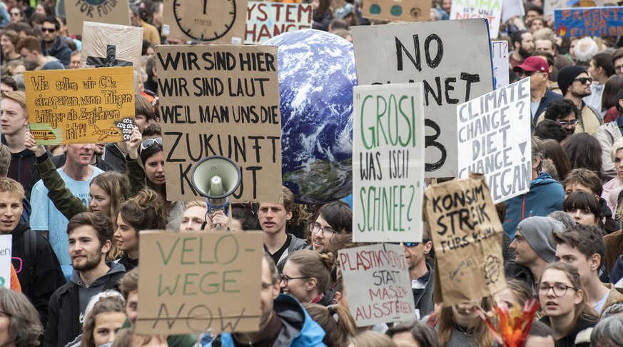 Menschen demonstrieren am schweizweiten Klimastreik gegen die Klimapolitik und fuer einen sicheren Klimaschutz am Samstag, 6. April 2019 in Zuerich. (KEYSTONE/Ennio Leanza)