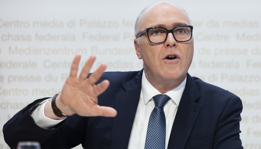 Bundesrat Martin Pfister spricht waehrend einer Medienkonferenz zur Vernehmlassung zur sicherheitspolitischen Strategie der Schweiz und zum weiteren Vorgehen bei der Kampfflugzeugbeschaffung F-35A, am ...