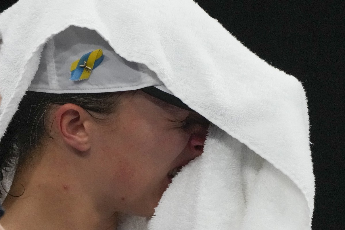 Poland's Iga Swiatek reacts following her loss to United States' Jessica Pegula in their semifinal match at the United Cup tennis event in Sydney, Australia, Friday, Jan. 6, 2023. (AP Photo/ ...