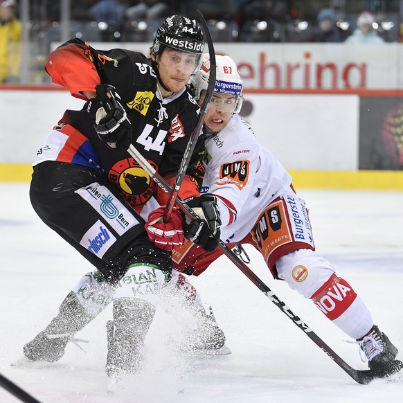 Der Berner Andre Heim, links, und der St. Galler Florian Schmucki, rechts, kaempfen um den Puck beim Eishockeyspiel der National League zwischen dem SC Bern und den Rapperswil-Jona Lakers am Samstag,  ...