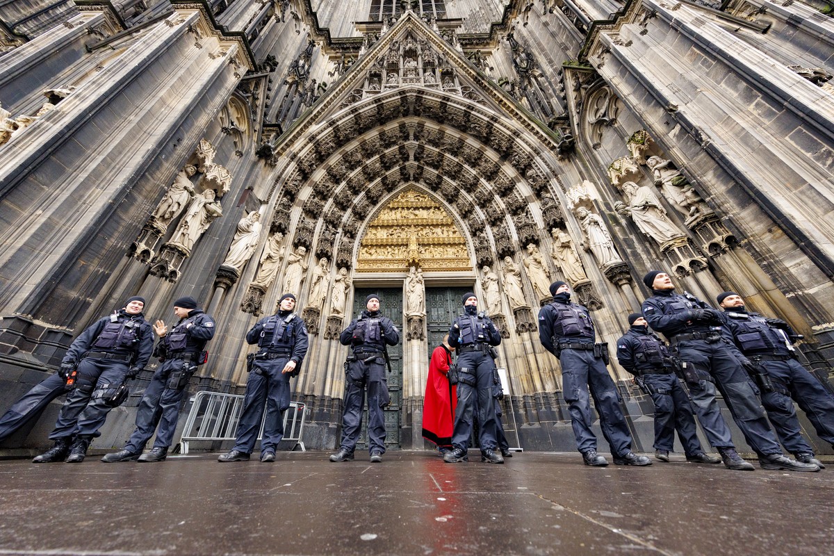 epa11042849 Police officers guard at the Cathedral in Cologne, Germany, 24 December 2023. According to the police, security measures at Cologne Cathedral were increased due to indications of a possibl ...