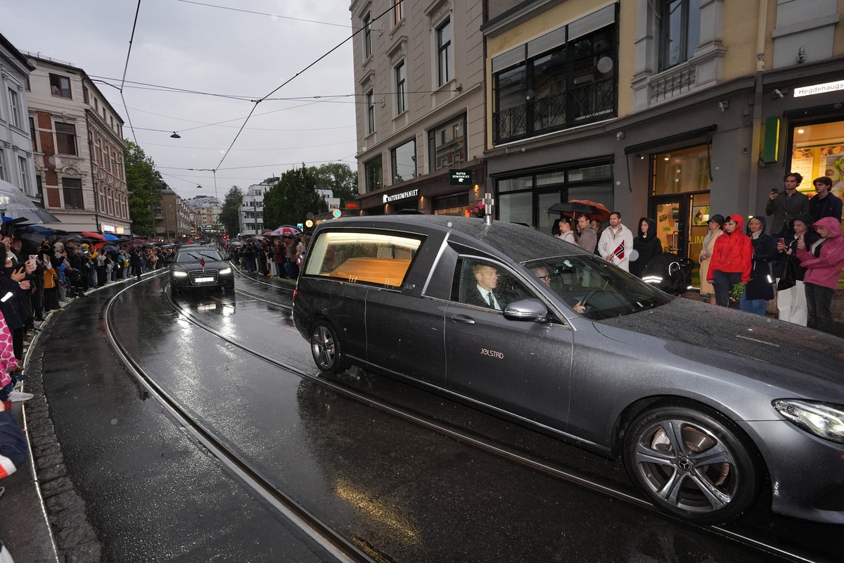 epa13197280 The bier bearing the casket of King Harald V passes by Hegdehaugsveien in Oslo, Norway, 28 August 2026. The bier bearing the casket of King Harald V was transported in a motorcade from the ...