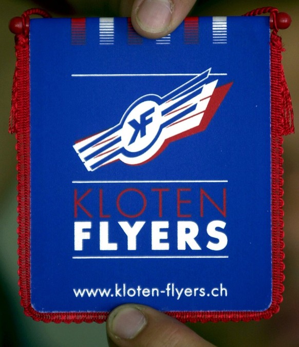 Anlaesslich einer Pressekonferenz in Kloten haben Mitglieder und Spieler des Eishockeyvereins am Mittwoch, 23. August 2000, das neue Logo und den neuen Namen 'Kloten Flyers' - ehemals EHC Kloten - pra ...